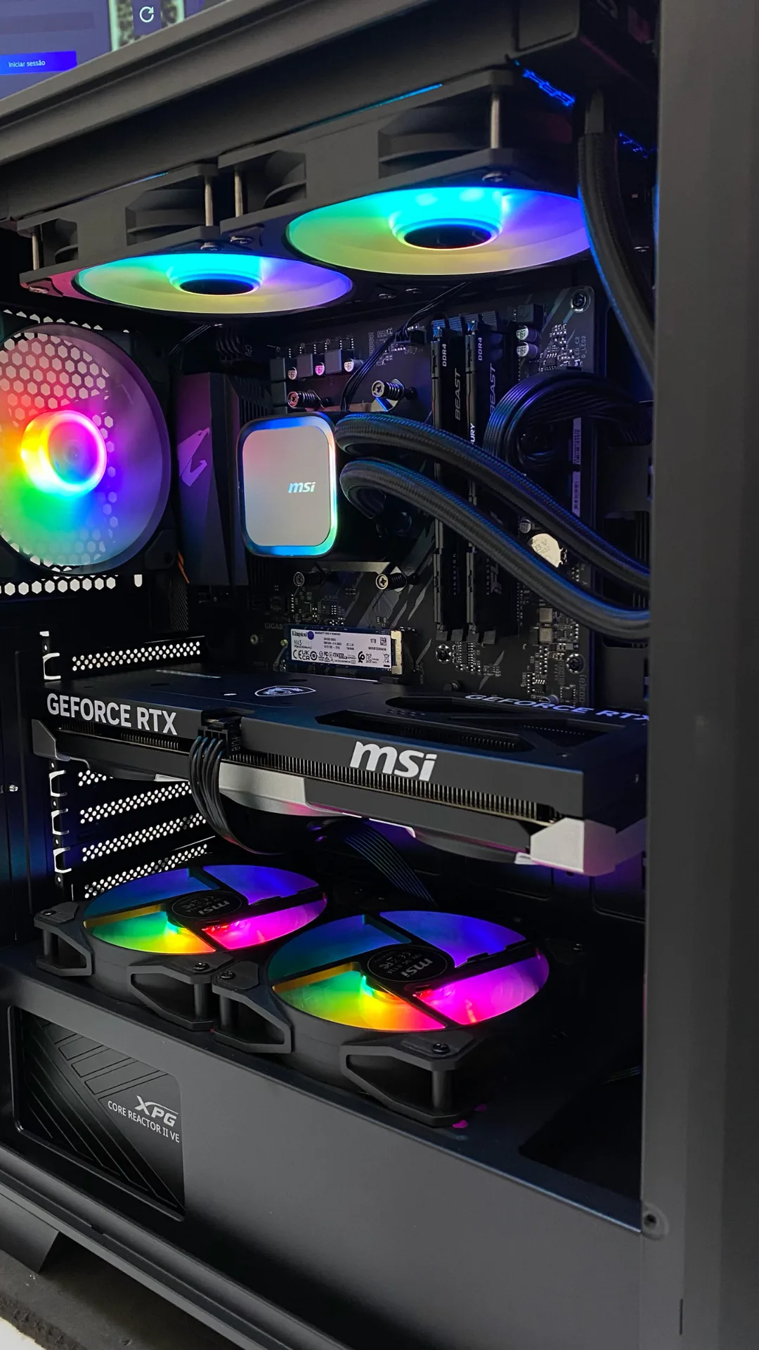 PC Gamer MSI com placa de vídeo GeForce RTX e refrigeração líquida