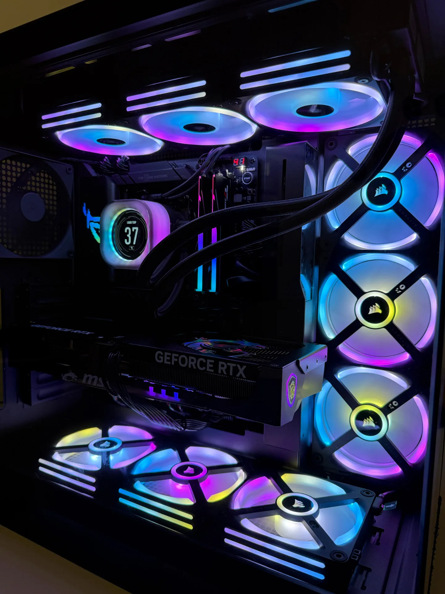 Interior de PC Gamer com display de temperatura e fans Corsair iCUE