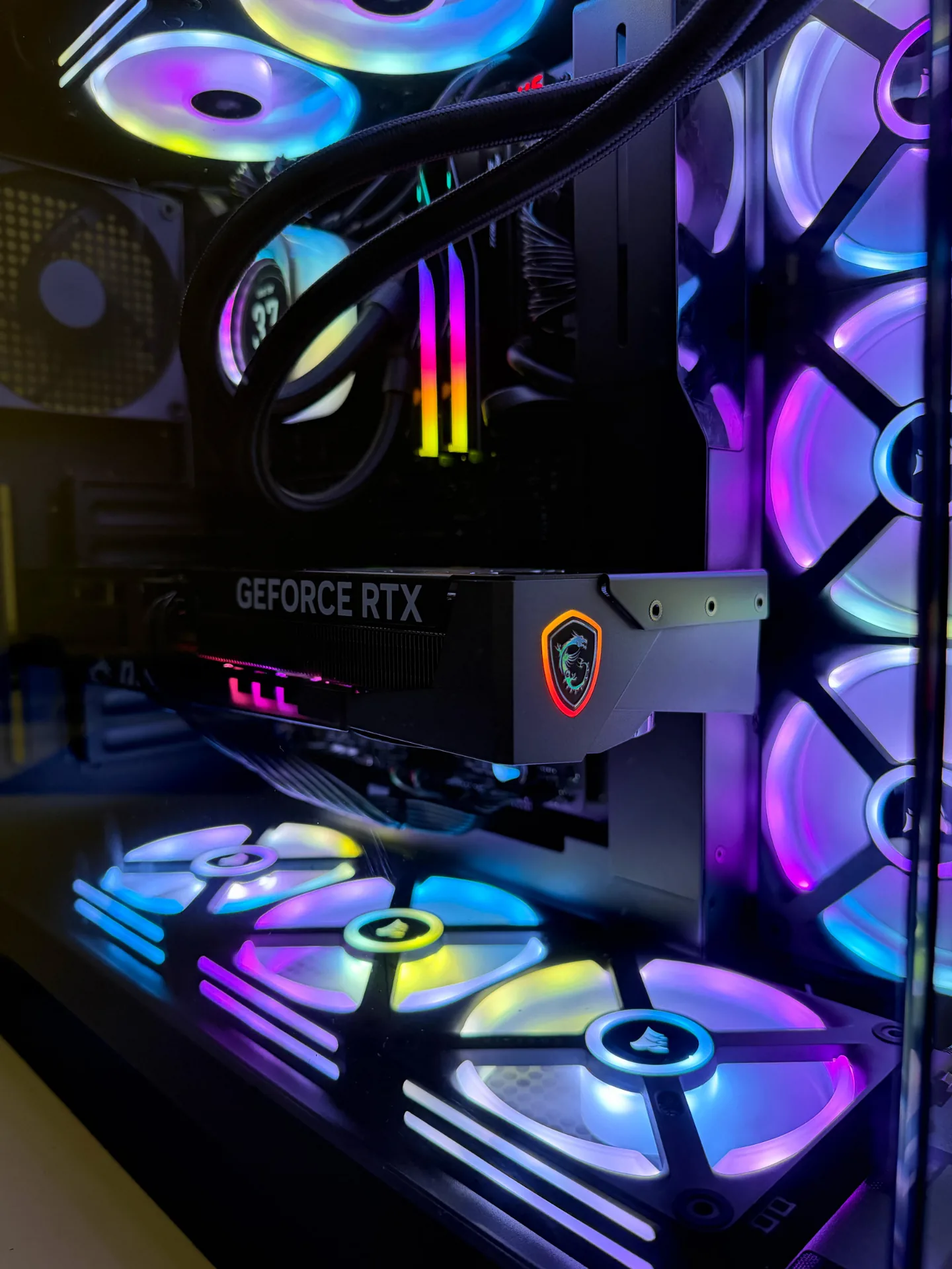 Detalhe de placa de vídeo MSI GeForce RTX em PC Gamer