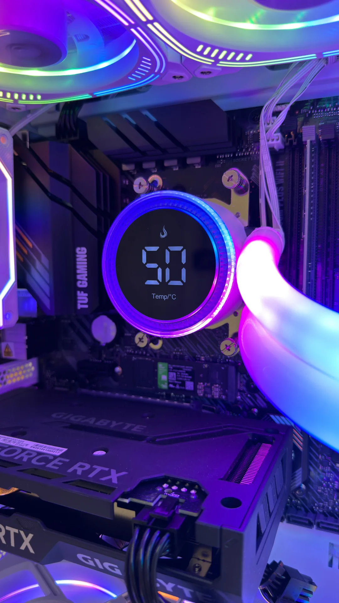 Display de temperatura do water cooler em PC Gamer TUF Gaming