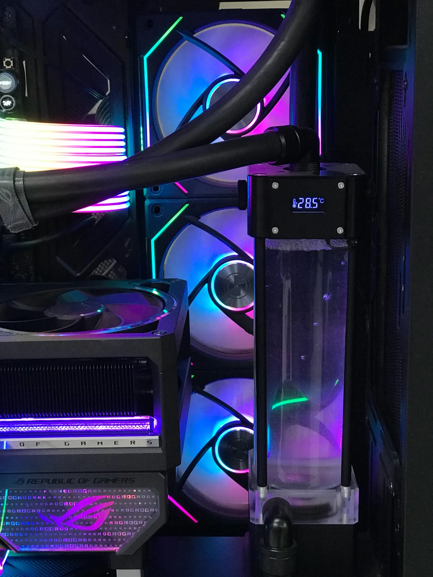Sistema de refrigeração líquida custom com reservatório em PC Gamer ROG