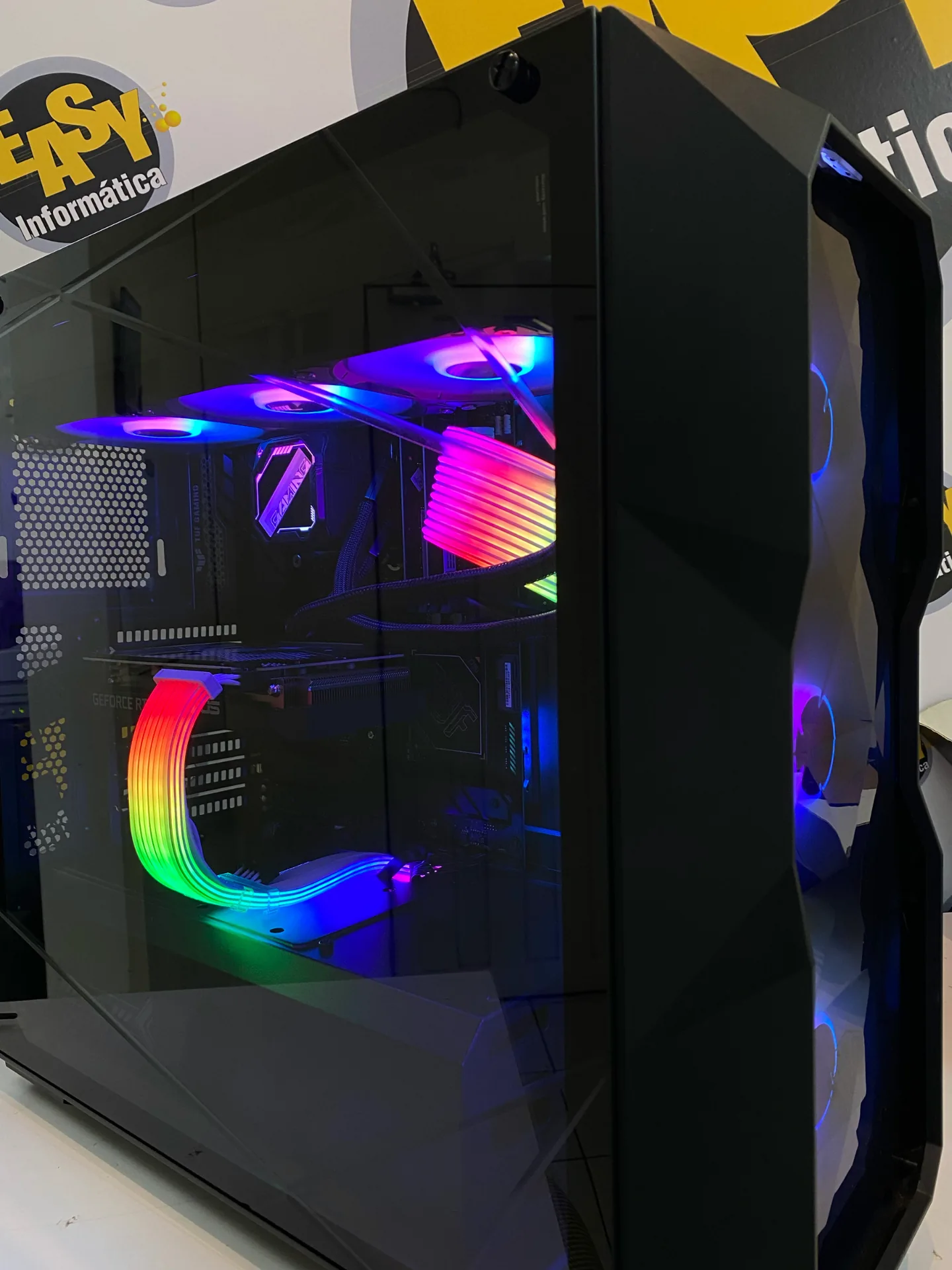 PC gamer com gabinete preto e iluminação RGB montado pela Easy Informática