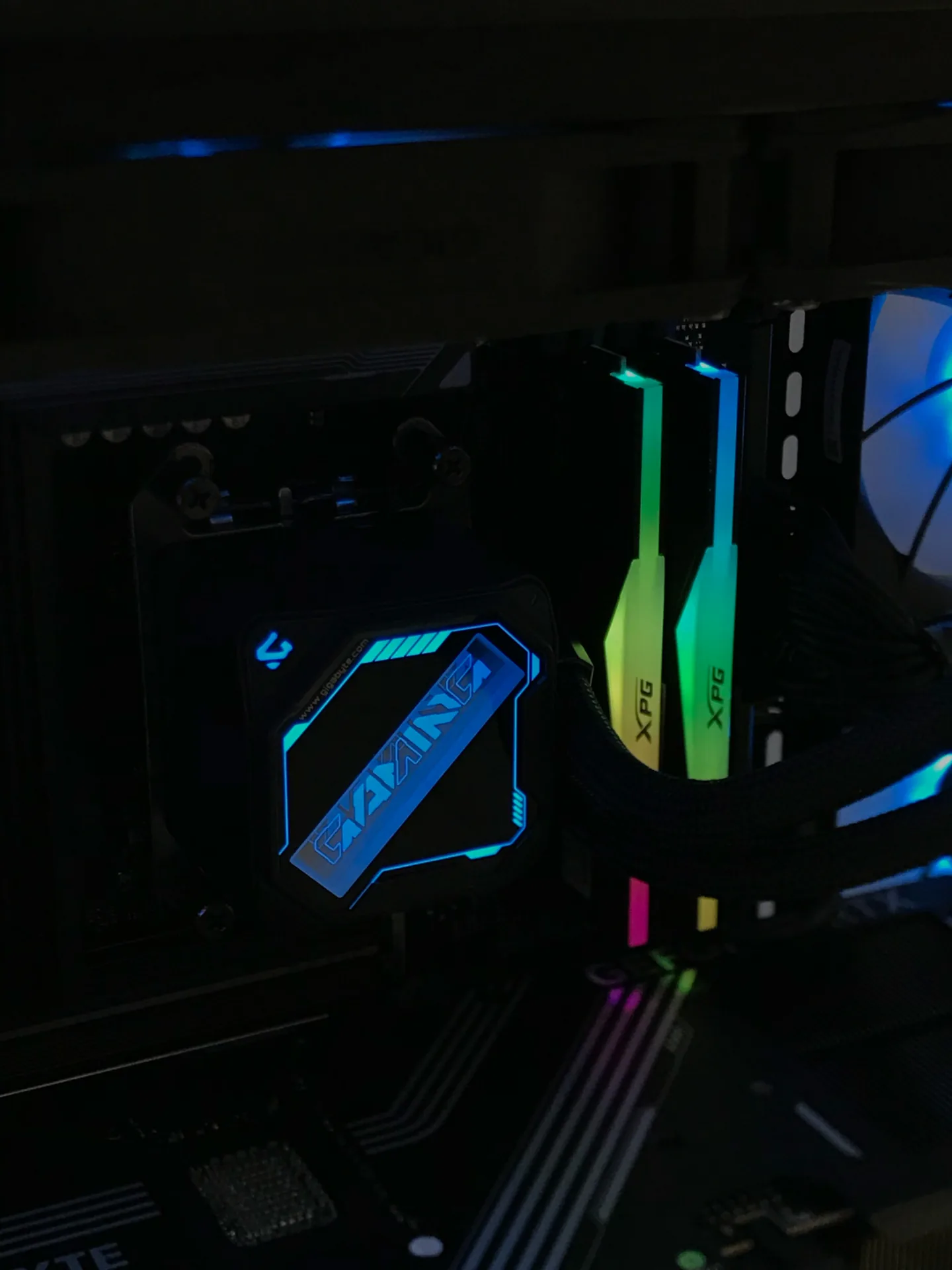 Detalhe de water cooler Gigabyte Gaming com memórias XPG RGB