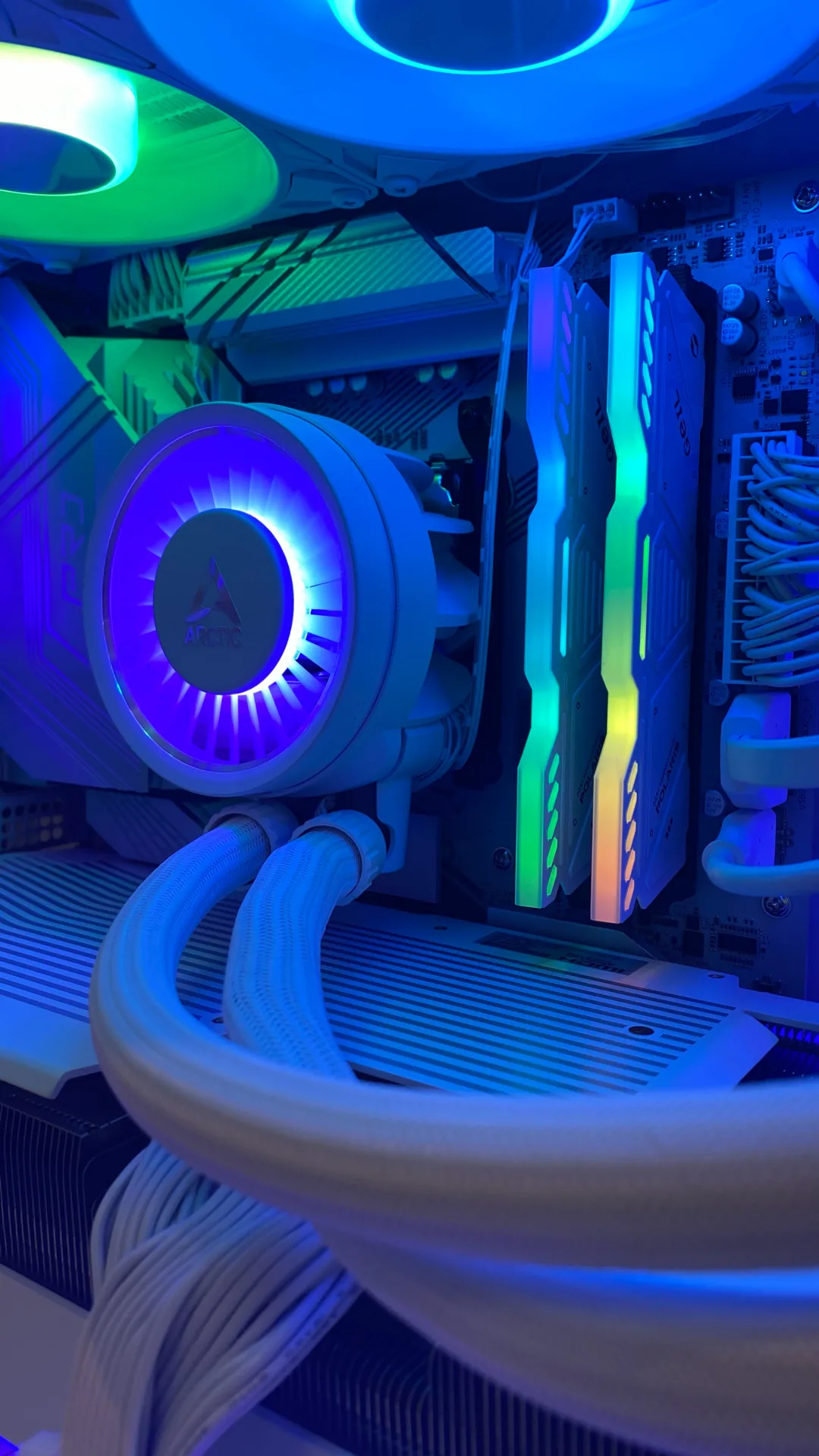 Water cooler Arctic branco com memórias Geil RGB em PC Gamer