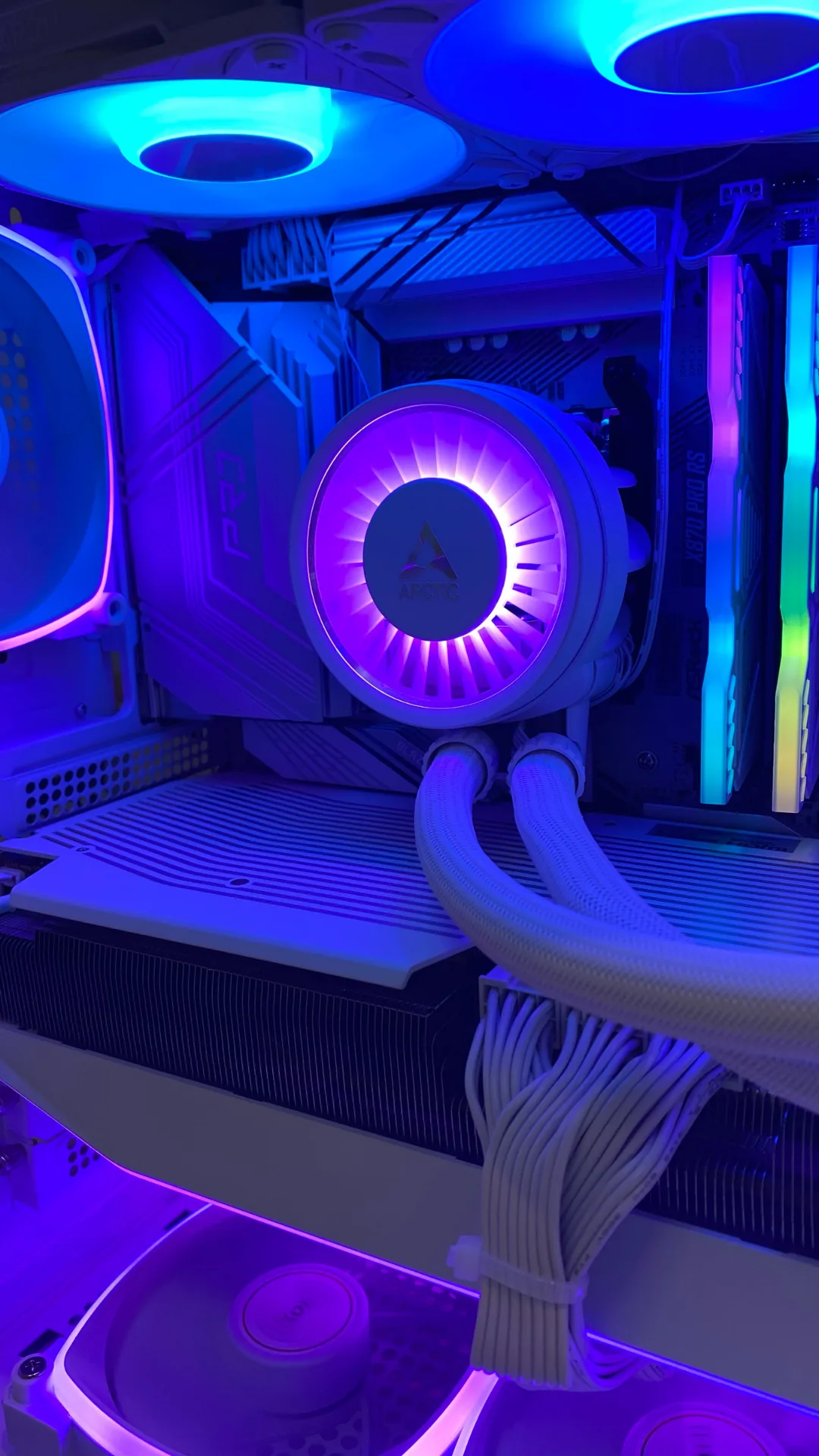 Water cooler Arctic em PC Gamer ASRock X870 Pro RS com cabos brancos sleeved