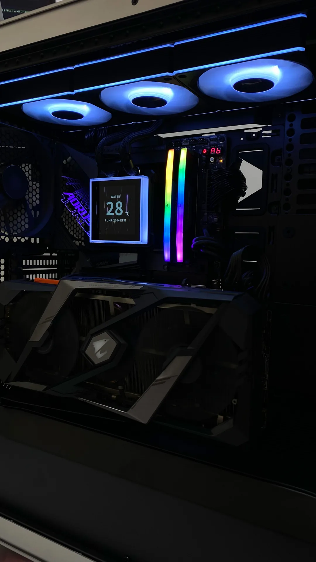 PC Gamer Aorus com placa de vídeo, water cooler e display de temperatura da água