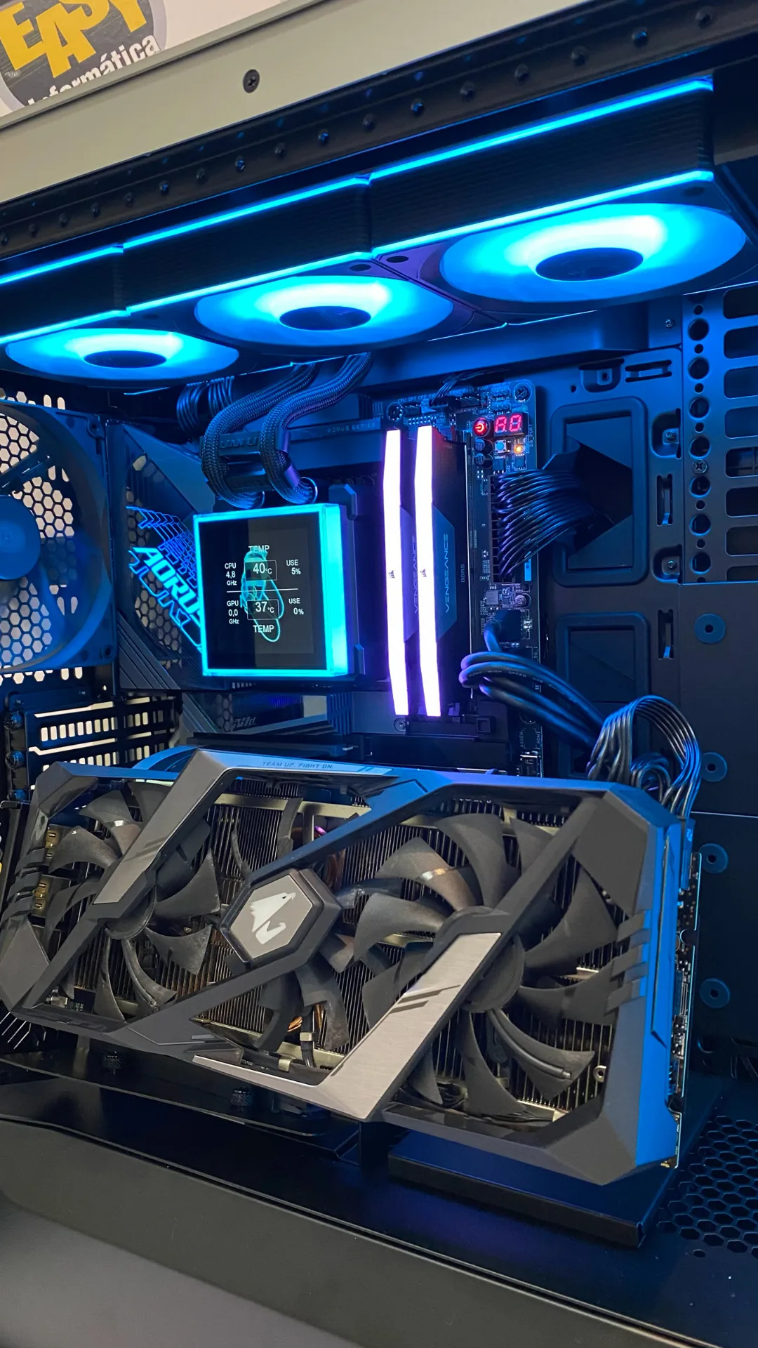 Interior de PC Gamer Aorus com placa de vídeo, fans azuis e display de temperatura