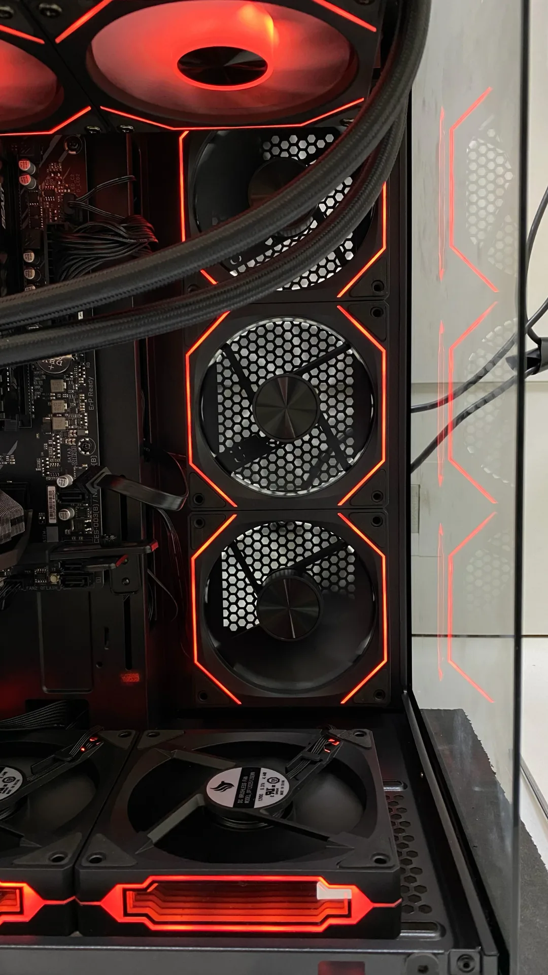 PC Gamer com fans vermelhos e water cooler em gabinete preto com vidro temperado