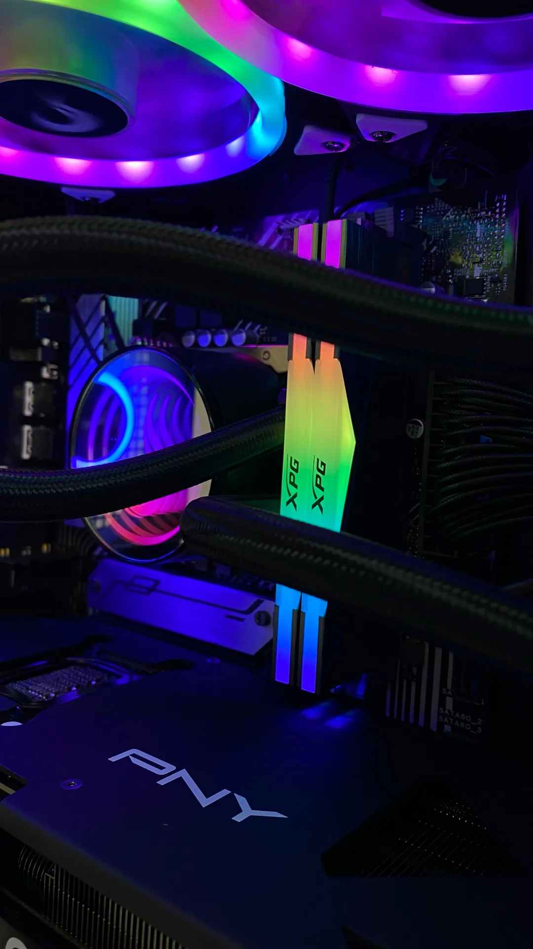 Detalhe de water cooler com memórias XPG RGB e placa de vídeo PNY em PC Gamer