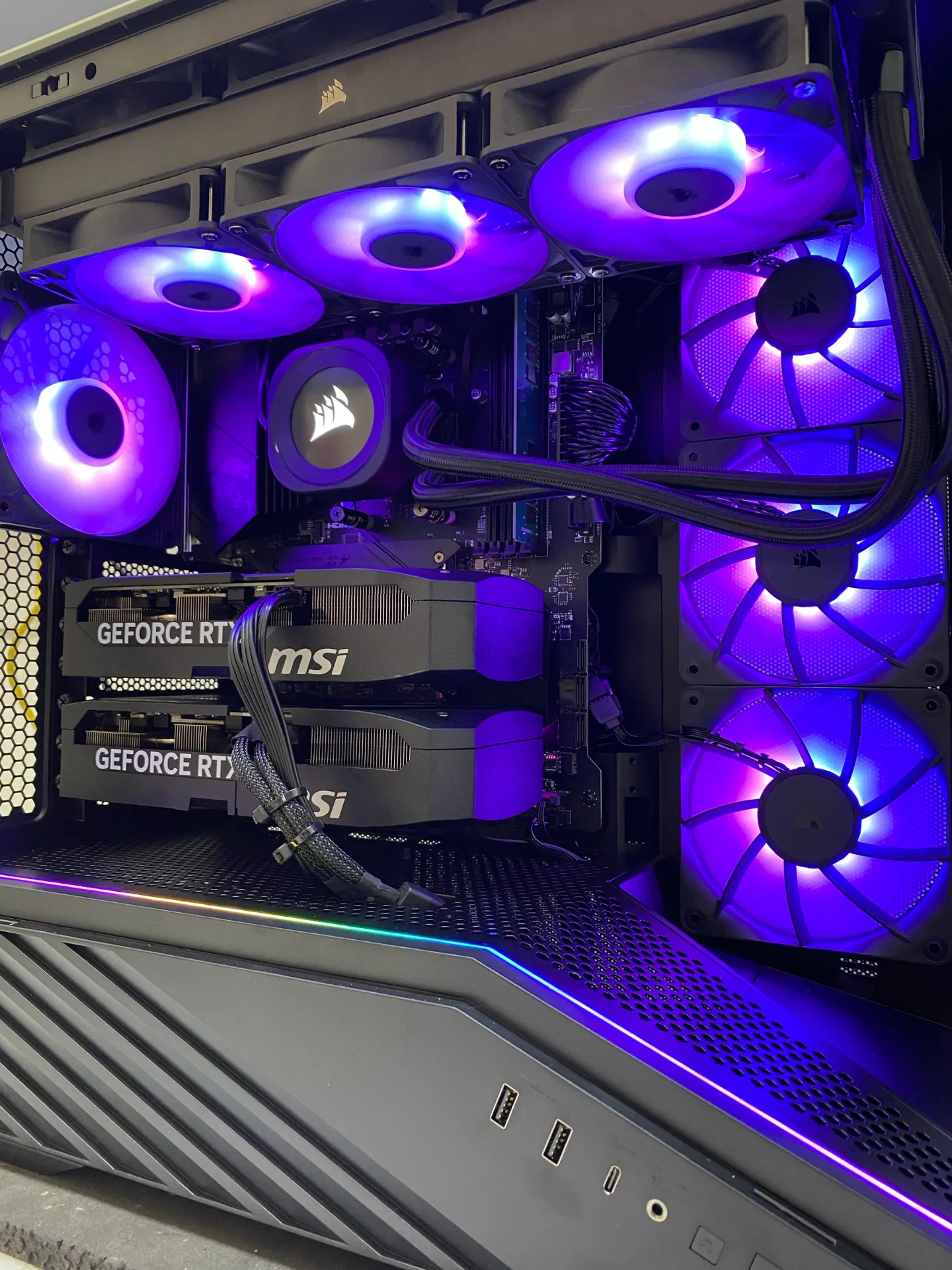 PC Gamer com duas placas GeForce RTX MSI e water cooler Corsair com fans RGB roxos
