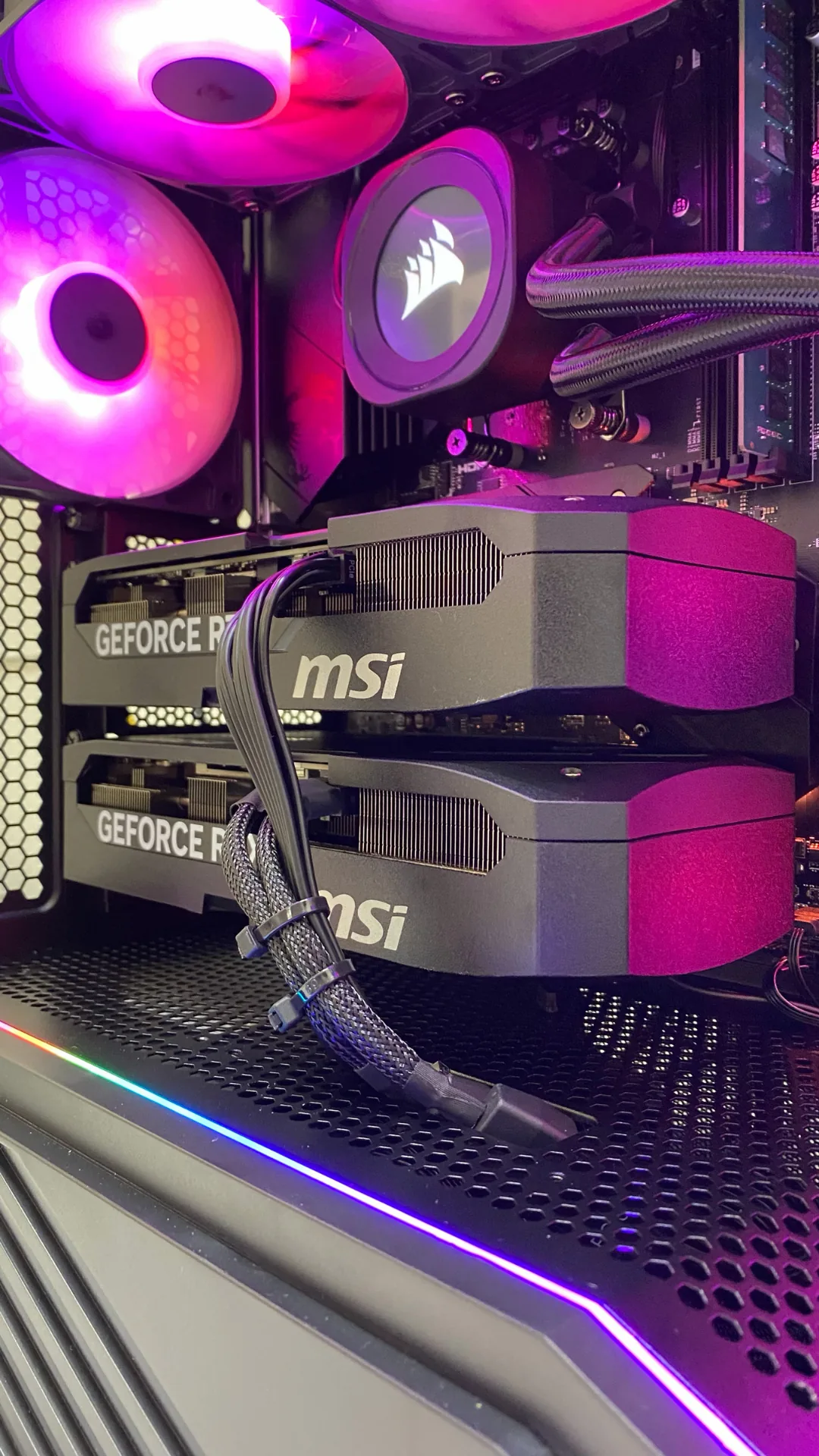 Detalhe de duas placas de vídeo GeForce RTX MSI com water cooler Corsair em PC Gamer