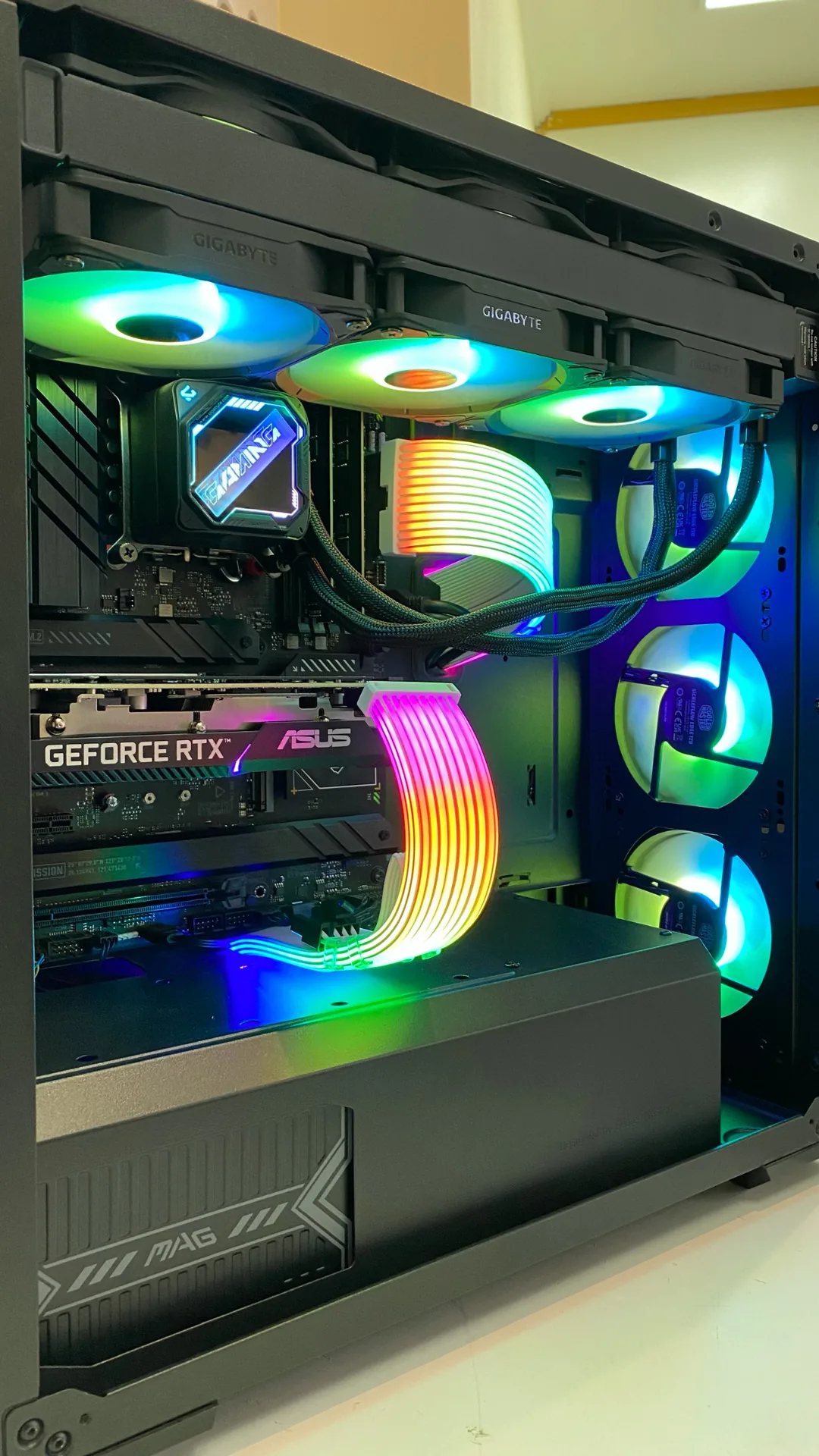 PC Gamer com placa ASUS GeForce RTX, cabos RGB e fans Cooler Master coloridos
