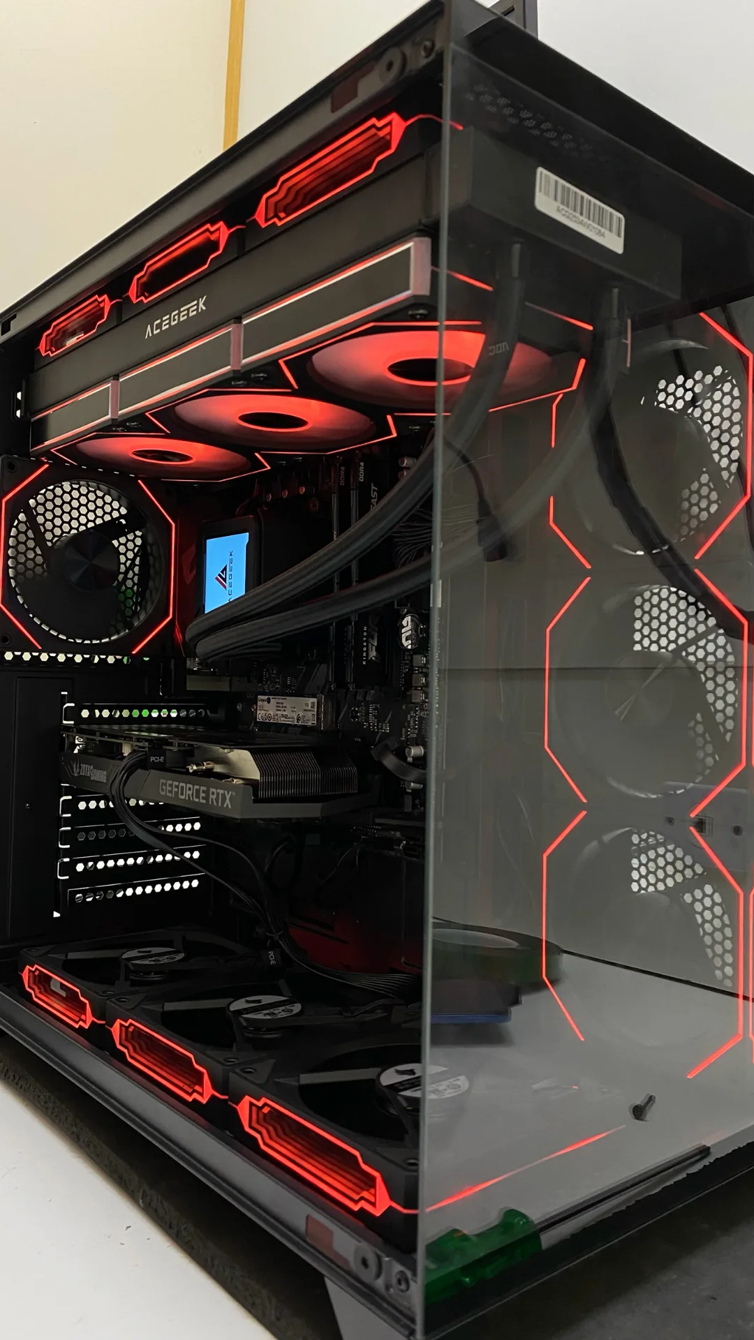 PC gamer com iluminação vermelha e GeForce RTX da Easy Informática