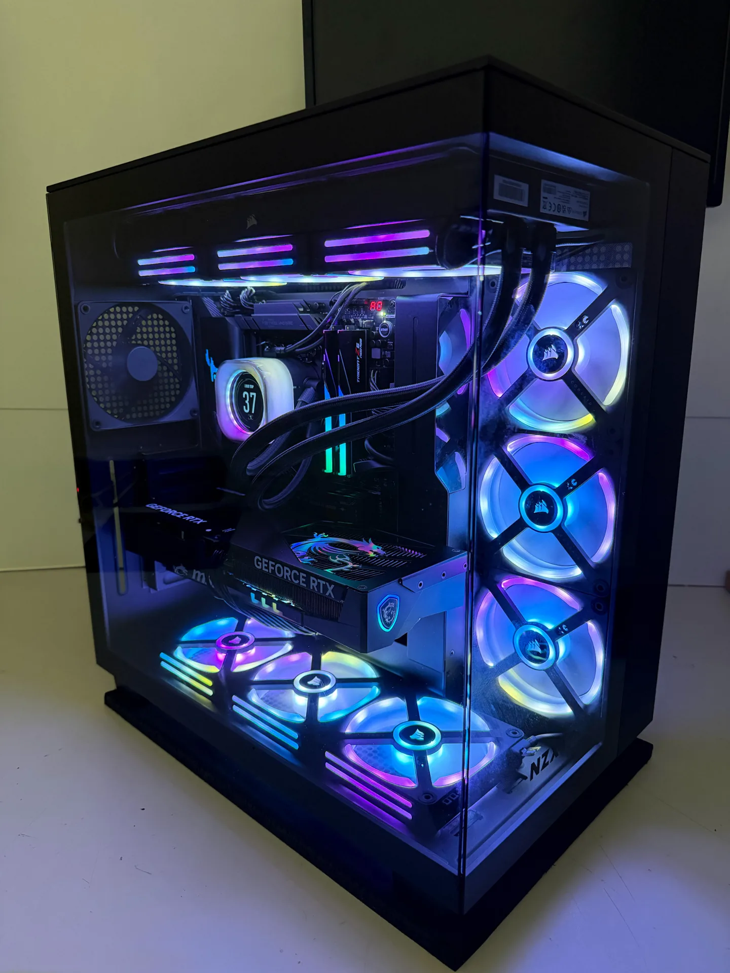 PC gamer Corsair com GeForce RTX MSI e iluminação RGB completa